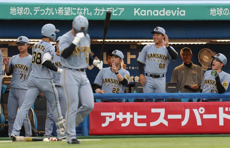 　２回、中越えソロを放った小幡を出迎える藤川監督（撮影・佐々木彰尚）