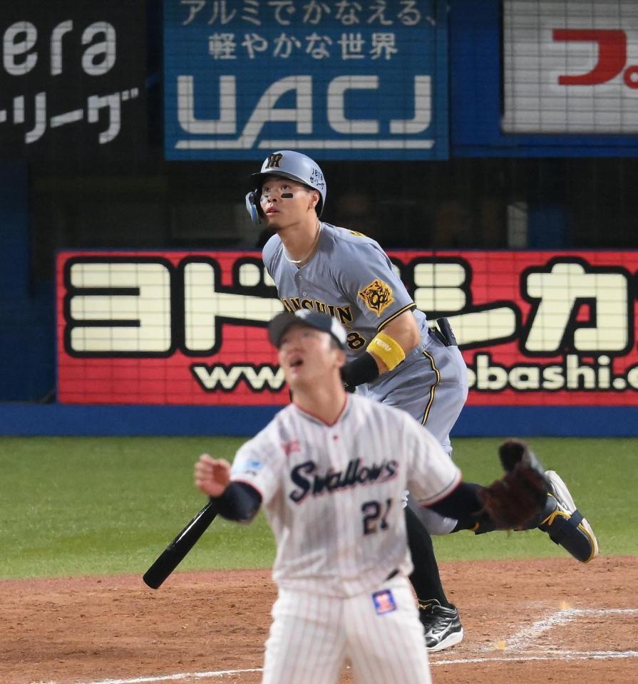 　４回、佐藤輝が右越にソロを放つ（投手・吉村）＝撮影・堀内翔