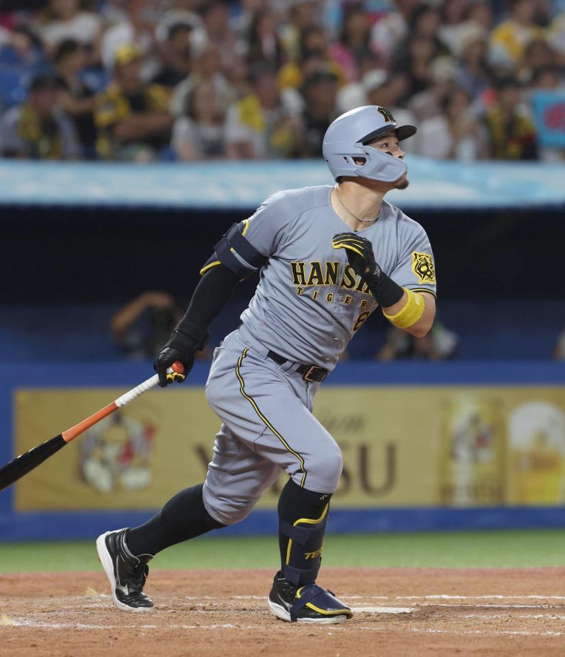 　４回、佐藤輝は右越えにソロを放つ（撮影・佐々木彰尚）