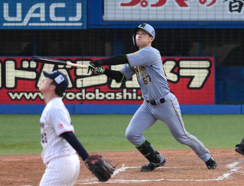 　２回、高寺が右越にソロを放つ（投手・吉村）＝撮影・堀内翔