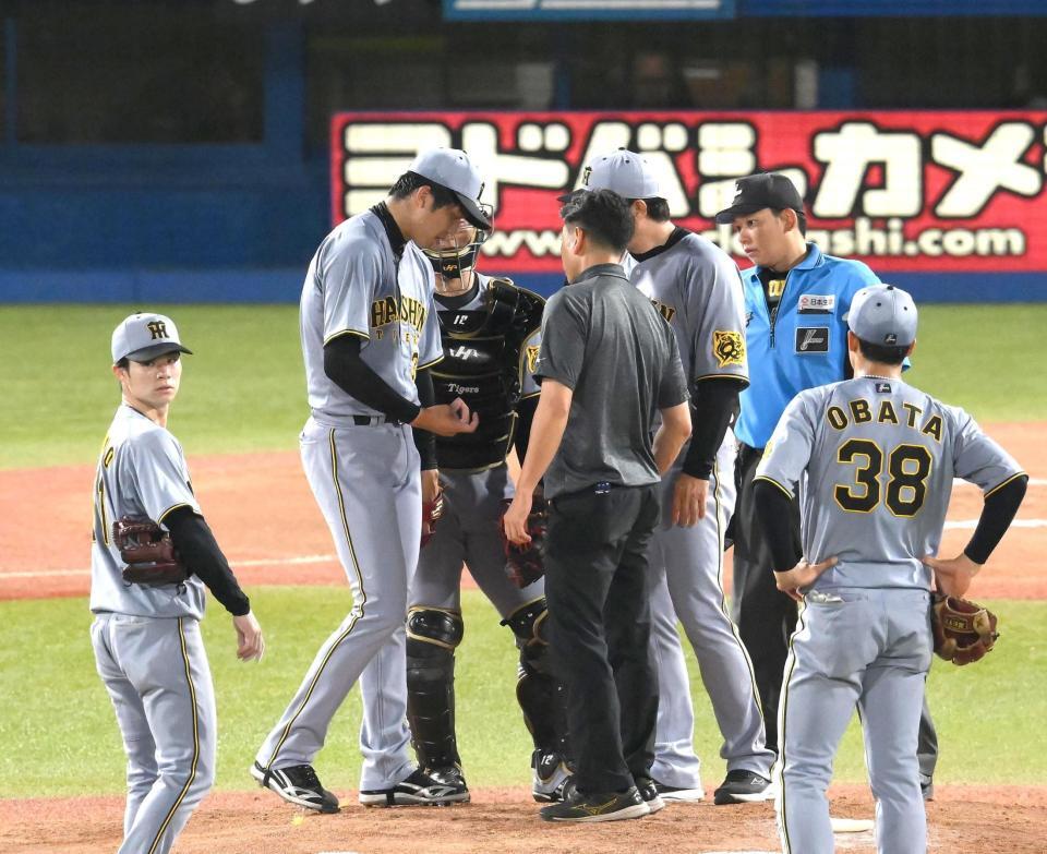 　６回、指先を気にする才木（撮影・堀内翔）