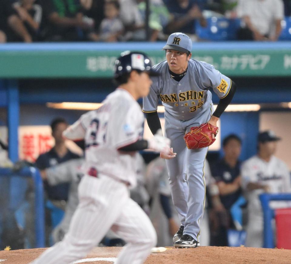 　４回、内山（手前）に左越えソロを浴びた才木（撮影・伊藤笙子）