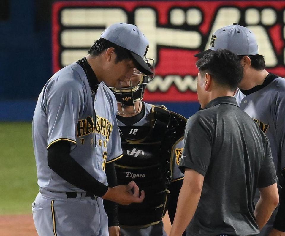 　６回途中、指先を見つめる才木（撮影・堀内翔）