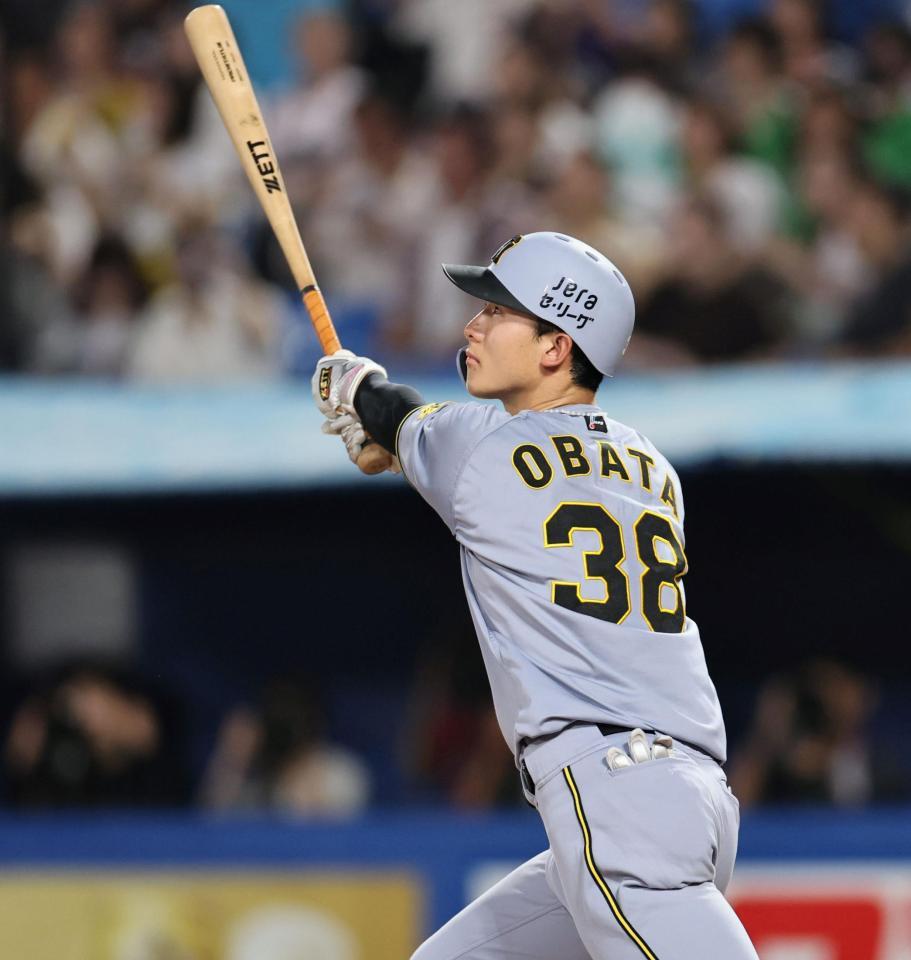 　４回、２打席連続でソロを放つ小幡（撮影・田中太一）