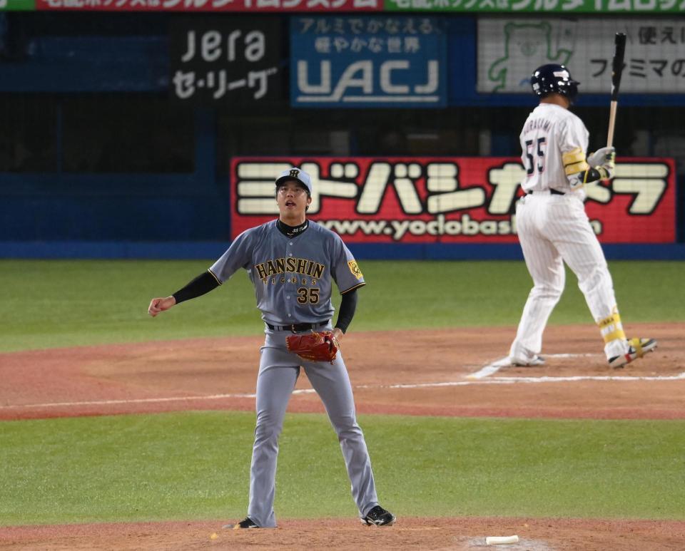 　６回、村上（右）を空振り三振に仕留めた才木（撮影・堀内翔）