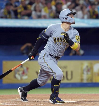 　４回、佐藤輝は右越えにソロを放つ（撮影・佐々木彰尚）