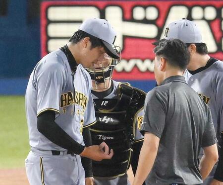 　６回、指先を見つめる才木（撮影・堀内翔）