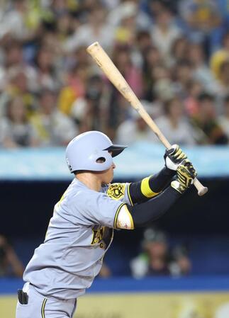 　９回、近本は中前打を放つ（撮影・佐々木彰尚）