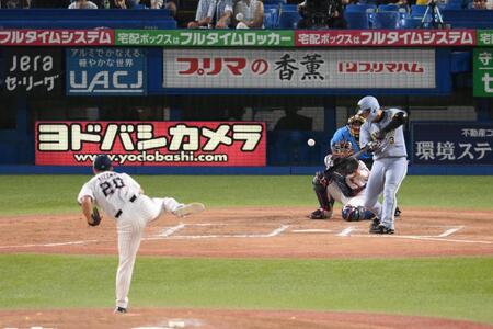 　８回、大山が右前適時打を放つ（投手・沢井）＝撮影・堀内翔