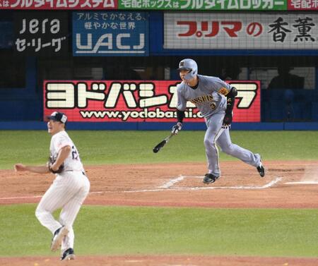 　８回、大山が右前適時打を放つ（投手・沢井）