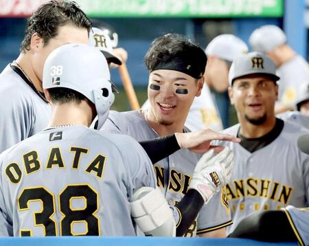 　４回、２打席連続本塁打を放った小幡（手前）を祝福する佐藤輝（撮影・田中太一）