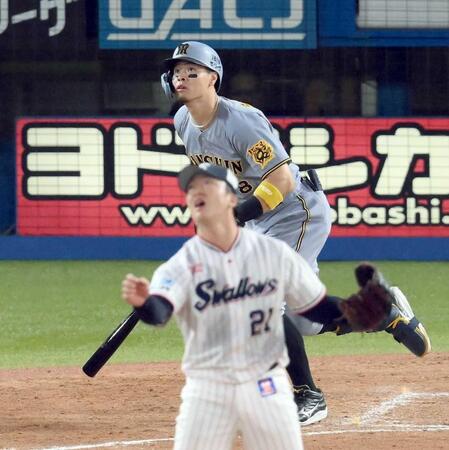 【写真】自分のことのようにうれしそう！２打席連発の小幡を祝福する佐藤輝　後ろの助っ人の表情もイイ感じ