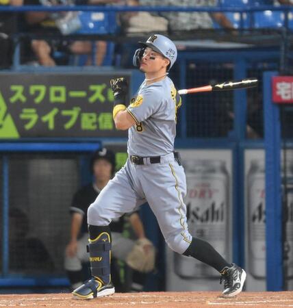 　４回、右越えソロを放つ佐藤輝（撮影・伊藤笙子）