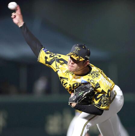 　８回から登板する小川（撮影・北村雅宏）