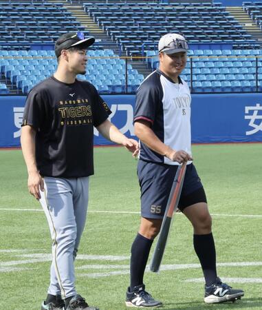 【写真】ヤクルト・村上　阪神・佐藤輝からバットを手渡しされニッコニコ