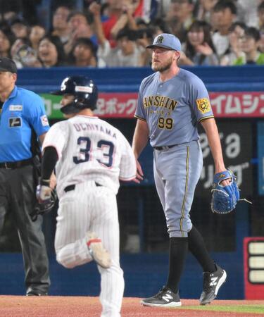 　４回、オスナの中犠飛で三塁走者・内山（手前）の生還を許すビーズリー（撮影・伊藤笙子）