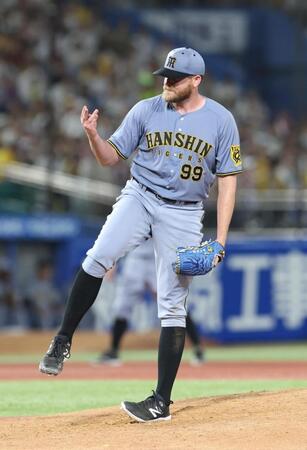 　４回、指先を気にするビーズリー（撮影・佐々木彰尚）