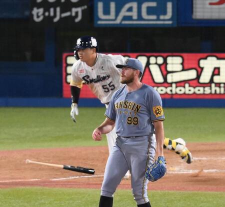 　４回、村上（後方）に先制の右前適時打を打たれたビーズリー（撮影・堀内翔）