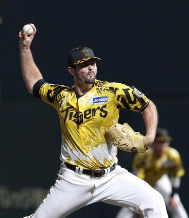 　７回から登板するハートウィグ（撮影・北村雅宏）