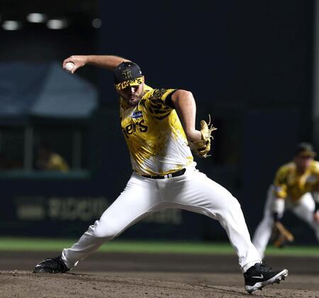 　７回から登板するハートウィグ（撮影・北村雅宏）