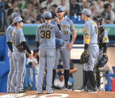 　４回、ビーズリー（中央）がピンチを迎えマウンドに集まる阪神ナイン（撮影・伊藤笙子）