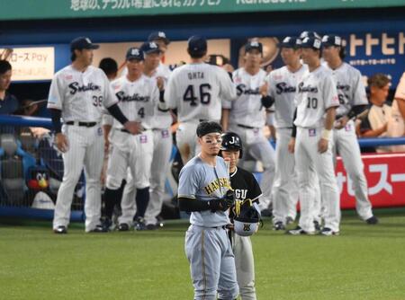 　３回、好機で一ゴロに倒れた佐藤輝。後方はヤクルトベンチ（撮影・堀内翔）