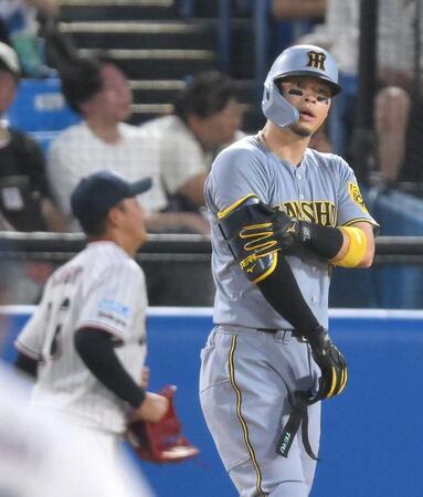 　３回、奥川（奥）の前に一ゴロに倒れた佐藤輝（撮影・伊藤笙子）