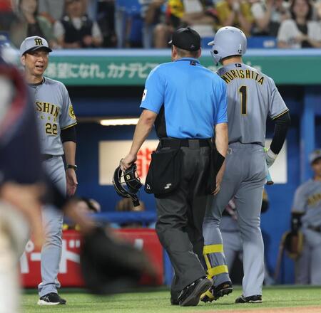 　７回、見逃し三振の判定で球審に詰め寄った森下と、歩み寄る藤川監督（撮影・佐々木彰尚）