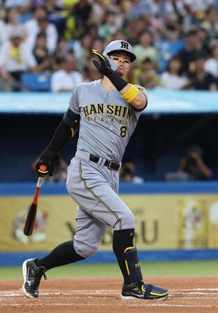 　１回、佐藤輝は空振り三振に倒れる（撮影・佐々木彰尚）