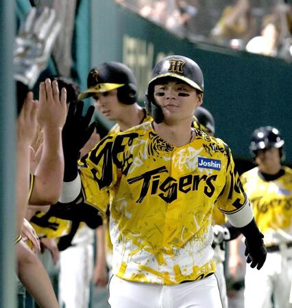 　７回、満塁本塁打を放ち、ナインとタッチを交わす前川（撮影・北村雅宏）