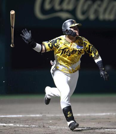 　７回、満塁本塁打を放つ前川（撮影・北村雅宏）