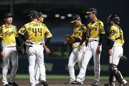 　４回途中、交代を告げられた今朝丸（右から２人目）＝撮影・北村雅宏