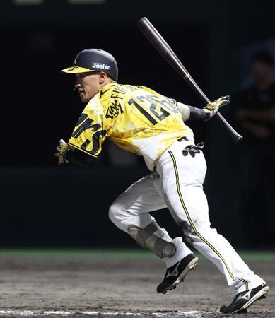 　８回、同点となる２点適時打を放つ福島（撮影・北村雅宏）