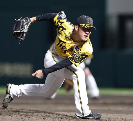 　５回から登板する富田（撮影・北村雅宏）