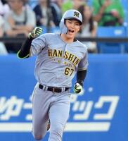 　２回、右越えソロを放ち、ほえながらダイヤモンドを一周する高寺（撮影・伊藤笙子）