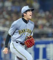 　６回、村上を空振り三振に仕留め、ほえる才木（撮影・佐々木彰尚）