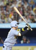 　９回、近本は中前打を放つ（撮影・佐々木彰尚）