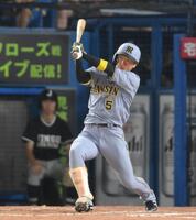 　９回、中前打を放つ近本（撮影・伊藤笙子）