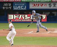 　８回、大山が右前適時打を放つ（投手・沢井）