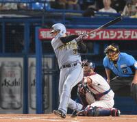 　８回、右前へ適時打を放つ大山（撮影・伊藤笙子）