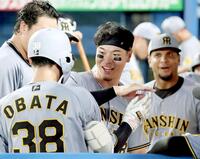 　４回、２打席連続本塁打を放った小幡（手前）を祝福する佐藤輝（撮影・田中太一）