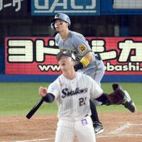 　４回、右越えソロを放つ佐藤輝（撮影・堀内翔）