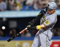 　４回、ソロを放つ佐藤輝（撮影・田中太一）