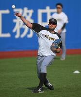 　キャッチボールで調整するビーズリー（撮影・伊藤笙子）