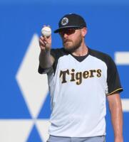 　キャッチボールで調整するビーズリー（撮影・伊藤笙子）