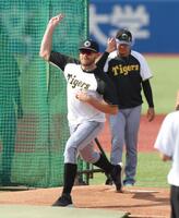 　マウンドの感触を確かめるビーズリー（撮影・佐々木彰尚）