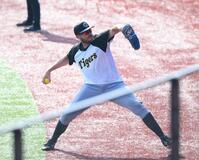 　試合前に調整するビーズリー（撮影・堀内翔）