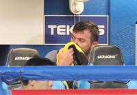 　４回、汗をふくビーズリー（撮影・佐々木彰尚）