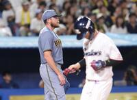 　４回、オスナに犠飛を浴びたビーズリー（撮影・佐々木彰尚）