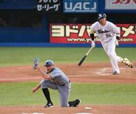 　２回、村上（後方）に中前打を打たれたビーズリー（撮影・堀内翔）